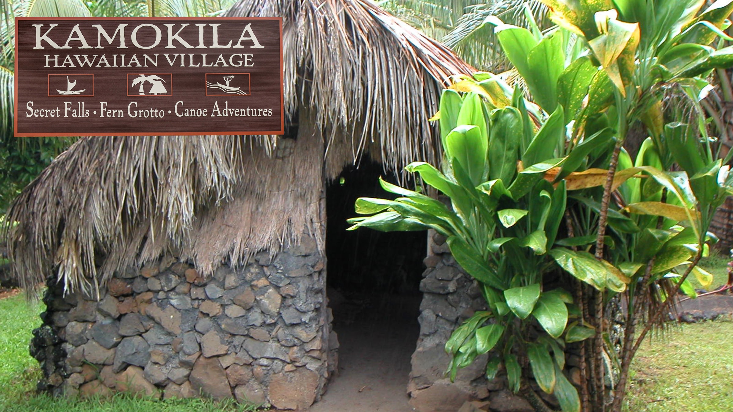 Traditional Hawaiian tiki hut thatched roof at Kamokila